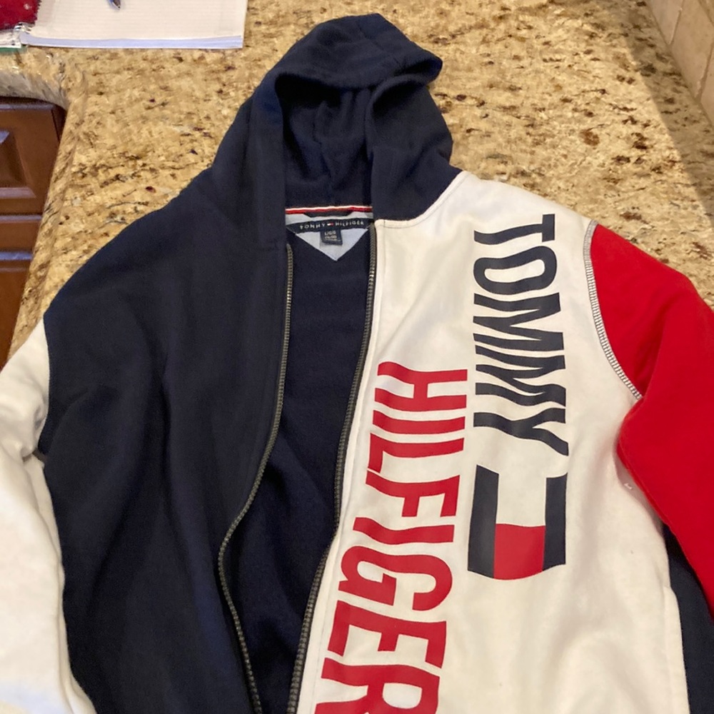 Tommy Hilfiger sweatshirt.  Perfect condition.  Never worn Authentic L 16-18